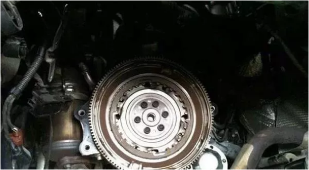 當(dāng)大家在使用汽車的時(shí)候，感覺踩離合器的時(shí)候很吃力，即使踩了離合掛擋也會不平順，或者行車無力，發(fā)動機(jī)轉(zhuǎn)速上去了而車速起不來等等這些問題，那就是我們常見的離合器問題。